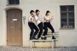 Die Schauspieler Stephan Sitaras, Jan Gugel und Jakob Schäfer in "Peer Gynt" des Sommertheaters Dessau-Rosslau auf der Wasserburg Rosslau