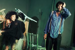 Die Schauspieler Tonia Fechter und Stephan Sitaras in "Peer Gynt" des Sommertheaters Dessau-Rosslau auf der Wasserburg Rosslau