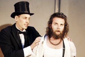 Die Schauspieler Mathias Hainke und Fabian Prokein in "Peer Gynt" des Sommertheaters Dessau-Rosslau auf der Wasserburg Rosslau