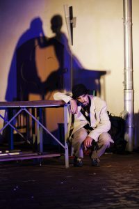 Der Schauspieler Stephan Sitaras in "Peer Gynt" des Sommertheaters Dessau-Rosslau auf der Wasserburg Rosslau