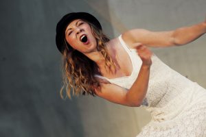 Die Schauspielerin Sophia Smettan in "Peer Gynt" des Sommertheaters Dessau-Rosslau auf der Wasserburg Rosslau
