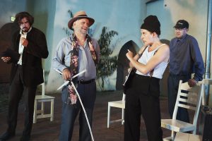 v. l. n. r.: Stephan Sitaras, Justus Carrière, Lioba Biehler, Valentin Schade
Foto: ©Jenny Fitz Die Schauspieler Stephan Sitaras, Justus Carrière, Lioba Biehler, Valentin Schade in "Ein Sommernachtstraum" des Sommertheaters Dessau-Rosslau auf der Wasserburg Rosslau