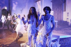 (im Vordergrund: Jan Philip Morbeek und Stephan Sitaras), Foto: ©Jenny Fitz Die Schauspieler Jan Philip Morbeek und Stephan Sitaras, in "Ein Sommernachtstraum" des Sommertheaters Dessau-Rosslau auf der Wasserburg Rosslau