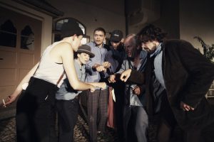 Foto: ©Jenny Fitz Die Schauspieler Jan Gugel, Tonia Fechter, Lioba Biehler, Valentin Schade, Justus Carriere, Stephan Sitaras, als Handwerker in "Ein Sommernachtstraum" des Sommertheaters Dessau-Rosslau auf der Wasserburg Rosslau