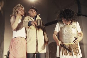 (v. l. n. r. Jan Gugel, Valentin Schade, Justus Carriére)
Foto ©Jenny Fitz Die Schauspieler Jan Gugel, Valentin Schade, Justus Carriére in "Ein Sommernachtstraum" des Sommertheaters Dessau-Rosslau auf der Wasserburg Rosslau