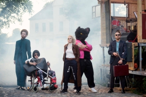 Valentin Schade, Mora Thurow, Stephan Sitaras, Jan Arne Looss, Dennis Alexander Schmitz, Elisabeth Taraba, Meister und Margarita, Burgtheatersommer in Dessau-Roßlau, Regie: Andrea Pinkowski, Kostüme/Bühne: Nele Ahrens, Fotos: Jenny Fitz Theaterfoto aus Meister und Margarita des Theaters auf der Burg in Dessau-Roßlau