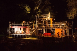 Meister und Margarita, Burgtheatersommer in Dessau-Roßlau, Jasmin Loreen Besemer, Tonia Fechter, Fabian Prokein, Dennis Alexander Schmitz, Mora Thurow, Elisabeth Taraba, Stephan Sitaras, Regie: Andrea Pinkowski, Foto©Jenny Fitz Theaterfoto aus Meister und Margarita des Burgtheatersommers in Dessau-Roßlau