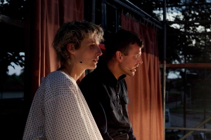 Jasmin Loreen Besemer, Fabian Prokein, Meister und Margarita, Burgtheatersommer in Dessau-Roßlau, Regie: Andrea Pinkowski, Kostüme/Bühne: Nele Ahrens, Fotos: Jenny Fitz Theaterfoto aus Meister und Margarita des Theaters auf der Burg in Dessau-Roßlau