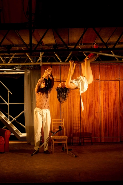 Stephan Sitaras, Elisabeth Taraba, Meister und Margarita, Burgtheatersommer in Dessau-Roßlau, Regie: Andrea Pinkowski, Kostüme/Bühne: Nele Ahrens, Fotos: Jenny Fitz Theaterfoto aus Meister und Margarita des Theaters auf der Burg in Dessau-Roßlau
