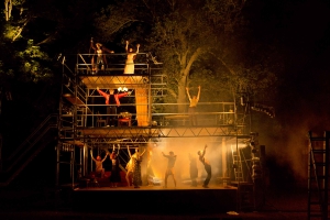 Mora Thurow, Tonia Fechter, Valentin Schade, Jan Arne Looss, ELisabeth Taraba, Jasmin Loreen Besemer, Dennis Alexander Schmitz, Stephan Sitaras, Fabian Prokein, Delphine Pinkowski, Karl Neukauf, Meister und Margarita, Burgtheatersommer in Dessau-Roßlau, Regie: Andrea Pinkowski, Kostüme/Bühne: Nele Ahrens, Fotos: Jenny Fitz Theaterfoto aus Meister und Margarita des Theaters auf der Burg in Dessau-Roßlau