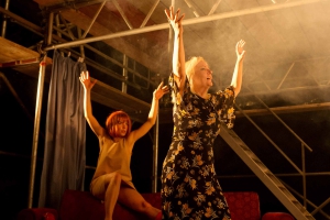 Elisabeth Taraba, Meister und Margarita, Burgtheatersommer in Dessau-Roßlau, Regie: Andrea Pinkowski, Kostüme/Bühne: Nele Ahrens, Fotos: Jenny Fitz Theaterfoto aus Meister und Margarita des Burgtheatersommers in Dessau-Roßlau