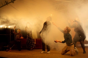 Meister und Margarita, Burgtheatersommer in Dessau-Roßlau, Jasmin Loreen Besemer, Tonia Fechter, Fabian Prokein, Dennis Alexander Schmitz,  Stephan Sitaras, Regie: Andrea Pinkowski, Foto©Jenny Fitz Theaterfoto aus Meister und Margarita des Burgtheatersommers in Dessau-Roßlau