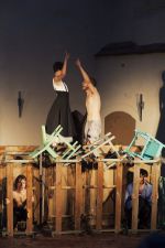 im UZS: Lioba Biehler, Jan Gugel, Stephan Sitaras, Jakob Schäfer
Foto ©Jenny Fitz Die Schauspieler Lioba Biehler, Jan Gugel, Stephan Sitaras, Marian Schäfer in "Peer Gynt" des Sommertheaters Dessau-Rosslau auf der Wasserburg Rosslau