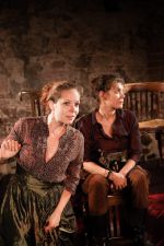 Die Amme und der Vater (Tonia Fechter und Julia Borgmeeier) Foto: ©Mathias Hainke Die Amme und der Vater (Tonia Fechter und Julia Borgmeeier) Foto: ©Mathias Hainke