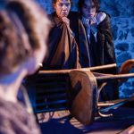 Die Schauspielerinnen Julia Borgmeier und Elisabeth Taraba im Kindermärchen "Die Pupurrote Blume" des Sommertheaters Dessau-Rosslau