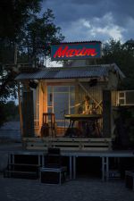 Karl Neukauf Szenenfoto aus „Geschichten aus dem Wiener Wald“ von Horvath auf der Wasserburg Dessau-Roßlau im Sommertheater, in der Regie von Andrea Pinkowski, Fotos © Jenny Fitz, der Musiker Karl Neukauf.