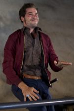 Stephan Sitaras Szenenfoto aus „Geschichten aus dem Wiener Wald“ von Horvath auf der Wasserburg Dessau-Roßlau im Sommertheater, in der Regie von Andrea Pinkowski, Fotos © Jenny Fitz, die Schauspielerinnen Stephan Sitaras.