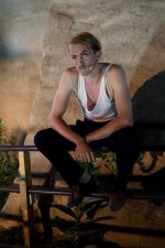 Jona Hansen Szenenfoto aus „Geschichten aus dem Wiener Wald“ von Horvath auf der Wasserburg Dessau-Roßlau im Sommertheater, in der Regie von Andrea Pinkowski, Fotos © Jenny Fitz, die Schauspielerinnen Jona Hansen.