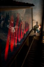 Maxim Geschichten aus dem Wiener Wald, eine Spiegelung des Maxim-Logos. Szenenfoto aus „Geschichten aus dem Wiener Wald“ von Horvath auf der Wasserburg Dessau-Roßlau im Sommertheater, in der Regie von Andrea Pinkowski, Fotos © Jenny Fitz, die Schauspielerinnen Jacob Meinecke und Mora Thurow.