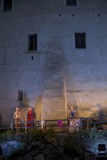 Valentin Schade, Valentin Bartzsch und Jasmin Loreen Besemer Szenenfoto aus „Geschichten aus dem Wiener Wald“ von Horvath auf der Wasserburg Dessau-Roßlau im Sommertheater, in der Regie von Andrea Pinkowski, die Schauspielerinnen Valentin Schade, Valentin Bartzsch und Jasmin Loreen Besemer. Foto: © Jenny Fitz